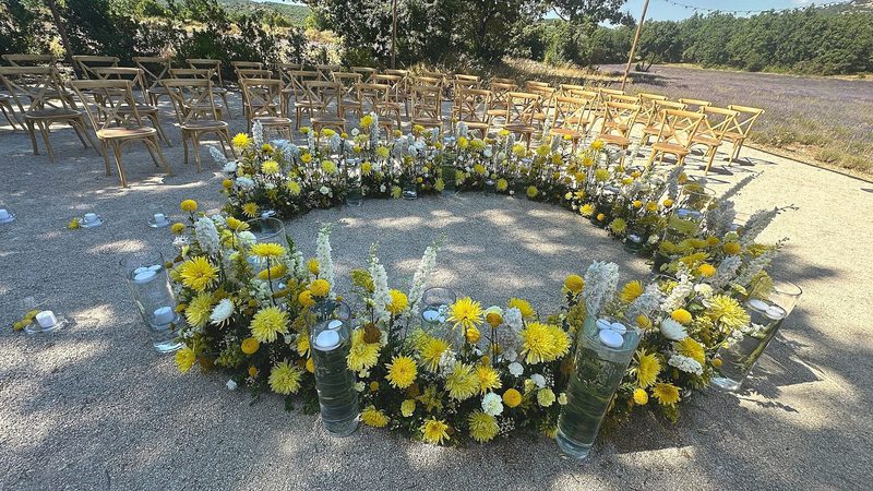 Cérémonie en cercle fleuri