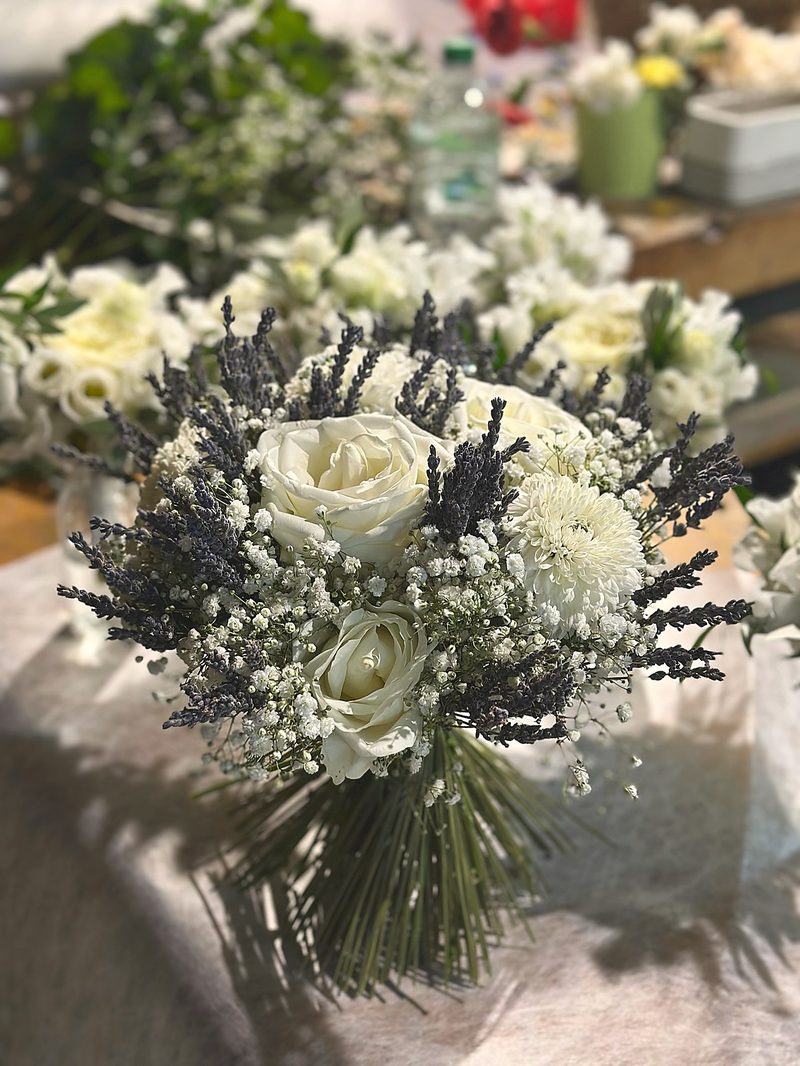 Bouquet roses blanches et lavande