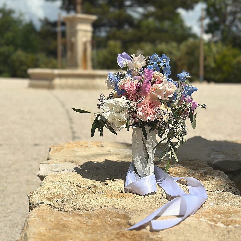 Composition d'un bouquet champêtre à la main